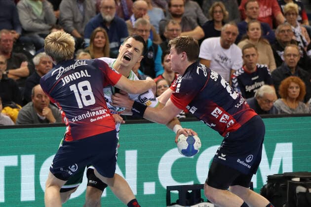 SG Flensburg-Handewitt vs Frisch auf Goeppingen, LIQUI-MOLY Handball Bundesliga, 10.11.19; Flensburg Nemanja Zelenovic (Frisch auf Goeppingen, 42) gegen Magnus Joendal (SG Flensburg-Handewitt, 18) und Goran Soegard Johannsessen (SG Flensburg-Handewitt, 23) Copyright: xBEAUTIFULxSPORTS MarioxM.xKobergx