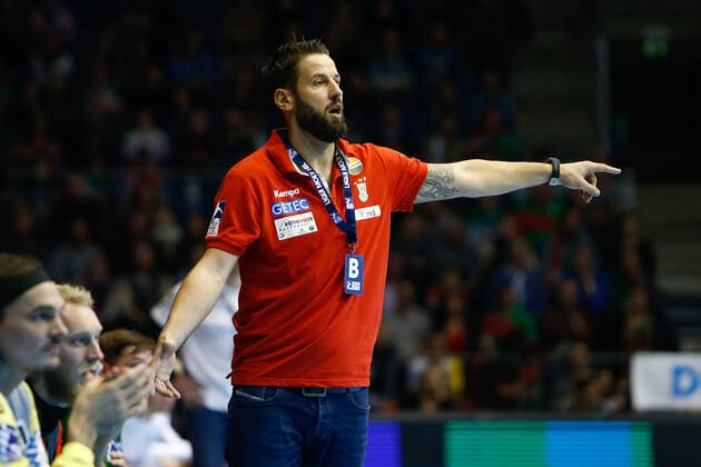 10.11.2019, xtgx, Handball Liqui Moly HBL, SC Magdeburg - GWD Minden emspor, v.l. Bennet Wiegert (Magdeburg, Trainer) gibt Anweisungen, gestikuliert mit den Armen, gesticulate, gives instructions GETEC Arena