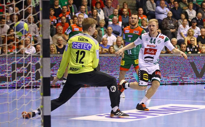 Magdeburg, Deutschland 10.11.2019: 1. Handball-Bundesliga - 2019 2020 - SC Magdeburg vs. GWD Minden (L-R) Tobias Thulin (Magdeburg), Kevin Maageroe Gulliksen (Minden) Magdeburg Sachsen-Anhalt Deutschland GETEC ARENA