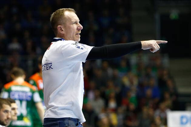 10.11.2019, xtgx, Handball Liqui Moly HBL, SC Magdeburg - GWD Minden emspor, v.l. Frank Carstens (Minden, Trainer) gibt Anweisungen, gestikuliert mit den Armen, gesticulate, gives instructions GETEC Arena