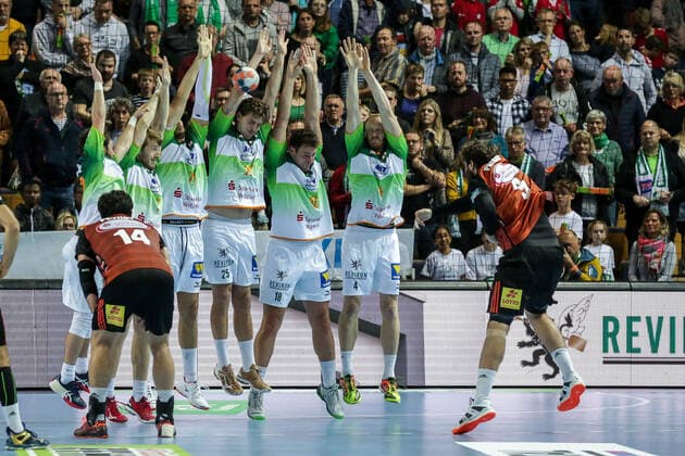 Deutschland,Wetzlar, Rittal-Arena, 10.11.2019, Handball,1. Liqui Moly HBL Bundesliga, 12.Spieltag, HSG Wetzlar - TSV Hannover-Burgdorf Bild: Die Bollwand von Wetzlar hält den letzten Wurf im Spiel von re. Mait Patrail (TSV Hannover-Burgdorf) und holt damit ein unentschieden Copyright: HMBxMedia ThomasxJäger