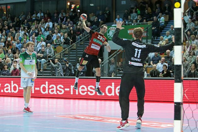 10.11.2019, xovx, Handball HBL, HSG Wetzlar - TSV Hannover Burgdorf emspor, v.l. Kristian Bjoernsen (HSG Wetzlar), Christian Ugalde (TSV Hannover-Burgdorf), Till Klimpke (HSG Wetzlar), Aktion . (DFL DFB REGULATIONS PROHIBIT ANY USE OF PHOTOGRAPHS as IMAGE SEQUENCES and or QUASI-VIDEO) Wetzlar