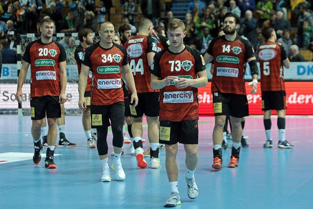 10.11.2019, xovx, Handball HBL, HSG Wetzlar - TSV Hannover Burgdorf emspor, enttaeuschte Spieler des TSV Hannover-Burgdorf nach dem 25:25 in Wetzlar, Freisteller. (DFL DFB REGULATIONS PROHIBIT ANY USE OF PHOTOGRAPHS as IMAGE SEQUENCES and or QUASI-VIDEO) Wetzlar