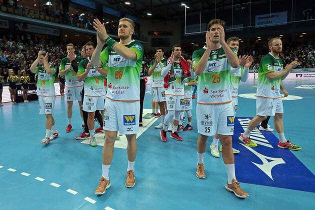 10.11.2019, xovx, Handball HBL, HSG Wetzlar - TSV Hannover Burgdorf emspor, Die Spieler der HSG Wetzlar bejubeln das 25:25 unentschieden gegen Hannover, Freisteller. (DFL DFB REGULATIONS PROHIBIT ANY USE OF PHOTOGRAPHS as IMAGE SEQUENCES and or QUASI-VIDEO) Wetzlar