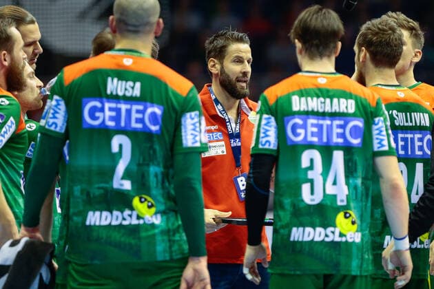10.11.2019, xtgx, Handball Liqui Moly HBL, SC Magdeburg - GWD Minden emspor, v.l. Bennet Wiegert (Magdeburg, Trainer) waehrend Auszeit GETEC Arena