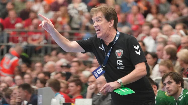 10.11.2019, Euregium, Nordhorn, GER, Handball 1. Bundesliga, Herren HSG Nordhorn-Lingen vs Füchse Berlin, Trainer Velimir Petkovic (Füchse Berlin) DFL REGULATIONS PROHIBIT ANY USE OF PHOTOGRAPHS AS IMAGE SEQUENCES AND OR QUASI-VIDEO. Nordhorn Niedersachsen Germany Euregium