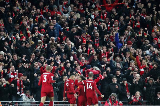Sport Bilder des Tages Football - 2019 2020 Premier League - Liverpool vs. Manchester City Liverpool fans celebrates their sides second goal scored by Mohamed Salah, at Anfield. COLORSPORT PAUL GREENWOOD 