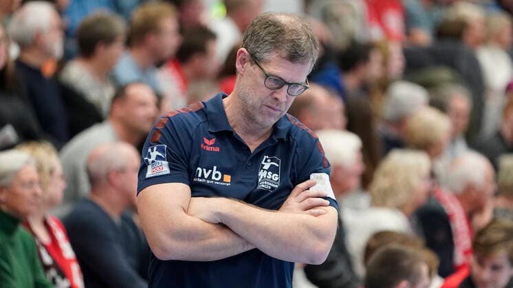 10.11.2019, Euregium, Nordhorn, GER, Handball 1. Bundesliga, Herren HSG Nordhorn-Lingen vs Füchse Berlin, Trainer Geir Sveinsson (HSG Nordhorn-Lingen) schaut nach unten DFL REGULATIONS PROHIBIT ANY USE OF PHOTOGRAPHS AS IMAGE SEQUENCES AND OR QUASI-VIDEO. Nordhorn Niedersachsen Germany Euregium