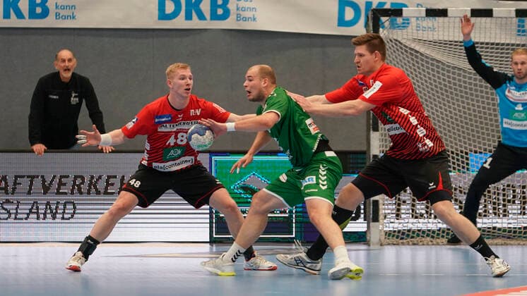 10.11.2019, Euregium, Nordhorn, GER, Handball 1. Bundesliga, Herren HSG Nordhorn-Lingen vs Füchse Berlin, Paul Drux (Füchse Berlin 95) vs Julian Possehl (HSG Nordhorn-Lingen 48) DFL REGULATIONS PROHIBIT ANY USE OF PHOTOGRAPHS AS IMAGE SEQUENCES AND OR QUASI-VIDEO. Nordhorn Niedersachsen Germany Euregium