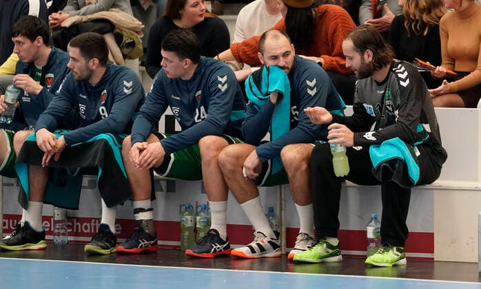 10.11.2019, Euregium, Nordhorn, GER, Handball 1. Bundesliga, Herren HSG Nordhorn-Lingen vs Füchse Berlin, TW Silvio Heinevetter (Füchse Berlin 12), rechts, auf der Bank, DFL REGULATIONS PROHIBIT ANY USE OF PHOTOGRAPHS AS IMAGE SEQUENCES AND OR QUASI-VIDEO. Nordhorn Niedersachsen Germany Euregium