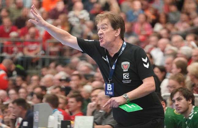 10.11.2019, Euregium, Nordhorn, GER, Handball 1. Bundesliga, Herren HSG Nordhorn-Lingen vs Füchse Berlin, Trainer Velimir Petkovic (Füchse Berlin) DFL REGULATIONS PROHIBIT ANY USE OF PHOTOGRAPHS AS IMAGE SEQUENCES AND OR QUASI-VIDEO. Nordhorn Niedersachsen Germany Euregium
