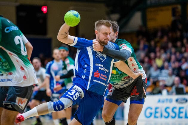 Max Scheithauer ( 35 Dessau-Rosslauer HV 06) waehrend der Begegnung in der 3. Liga Handball (Herren) - Saison 2019-2020 zwischen Dessau-Rosslauer HV 06 und Oranienburger HC in der Anhalt Arena am 10. November 2019 in Dessau-Rosslau, Sachsen Anhalt, Deutschland