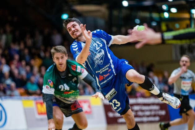 Lennert Gliese ( 23 Dessau-Rosslauer HV 06), Robin Spickers ( 24 Oranienburger HC) waehrend der Begegnung in der 3. Liga Handball (Herren) - Saison 2019-2020 zwischen Dessau-Rosslauer HV 06 und Oranienburger HC in der Anhalt Arena am 10. November 2019 in Dessau-Rosslau, Sachsen Anhalt, Deutschland