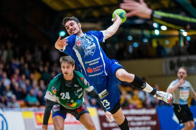Lennert Gliese ( 23 Dessau-Rosslauer HV 06), Robin Spickers ( 24 Oranienburger HC) waehrend der Begegnung in der 3. Liga Handball (Herren) - Saison 2019-2020 zwischen Dessau-Rosslauer HV 06 und Oranienburger HC in der Anhalt Arena am 10. November 2019 in Dessau-Rosslau, Sachsen Anhalt, Deutschland