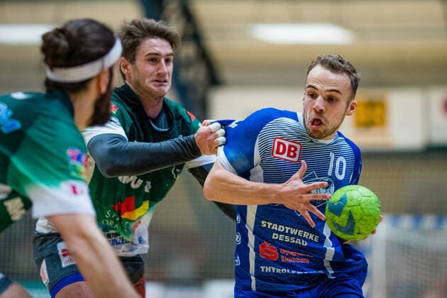 Vincent Sohmann ( 10 Dessau-Rosslauer HV 06), Robin Spickers ( 24 Oranienburger HC) waehrend der Begegnung in der 3. Liga Handball (Herren) - Saison 2019-2020 zwischen Dessau-Rosslauer HV 06 und Oranienburger HC in der Anhalt Arena am 10. November 2019 in Dessau-Rosslau, Sachsen Anhalt, Deutschland