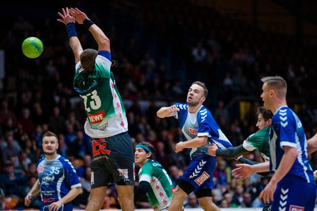 Vincent Sohmann ( 10 Dessau-Rosslauer HV 06), Julius Heil ( 23 Oranienburger HC) waehrend der Begegnung in der 3. Liga Handball (Herren) - Saison 2019-2020 zwischen Dessau-Rosslauer HV 06 und Oranienburger HC in der Anhalt Arena am 10. November 2019 in Dessau-Rosslau, Sachsen Anhalt, Deutschland