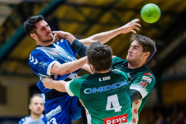 Lennert Gliese ( 23 Dessau-Rosslauer HV 06), Robin Spickers ( 24 Oranienburger HC), Aaron Krai ( 4 Oranienburger HC) waehrend der Begegnung in der 3. Liga Handball (Herren) - Saison 2019-2020 zwischen Dessau-Rosslauer HV 06 und Oranienburger HC in der Anhalt Arena am 10. November 2019 in Dessau-Rosslau, Sachsen Anhalt, Deutschland