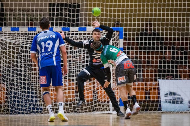 Tom Landgraf ( 71 Dessau-Rosslauer HV 06), Dennis Schmöker (6 Oranienburger HC), Daniel Schmidt ( 19 Dessau-Rosslauer HV 06) waehrend der Begegnung in der 3. Liga Handball (Herren) - Saison 2019-2020 zwischen Dessau-Rosslauer HV 06 und Oranienburger HC in der Anhalt Arena am 10. November 2019 in Dessau-Rosslau, Sachsen Anhalt, Deutschland