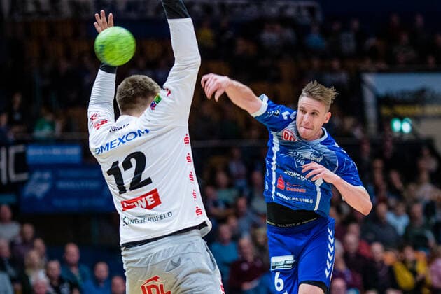 Jakub Hrstka ( 6 Dessau-Rosslauer HV 06), Paul Porath ( 12 Oranienburger HC) waehrend der Begegnung in der 3. Liga Handball (Herren) - Saison 2019-2020 zwischen Dessau-Rosslauer HV 06 und Oranienburger HC in der Anhalt Arena am 10. November 2019 in Dessau-Rosslau, Sachsen Anhalt, Deutschland