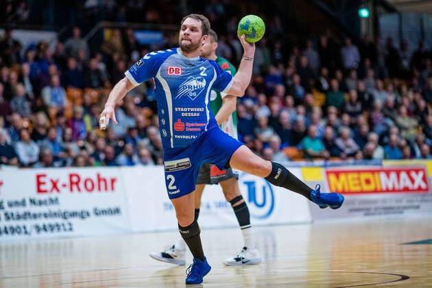 Thomas Pavlicek ( 2 Dessau-Rosslauer HV 06) waehrend der Begegnung in der 3. Liga Handball (Herren) - Saison 2019-2020 zwischen Dessau-Rosslauer HV 06 und Oranienburger HC in der Anhalt Arena am 10. November 2019 in Dessau-Rosslau, Sachsen Anhalt, Deutschland