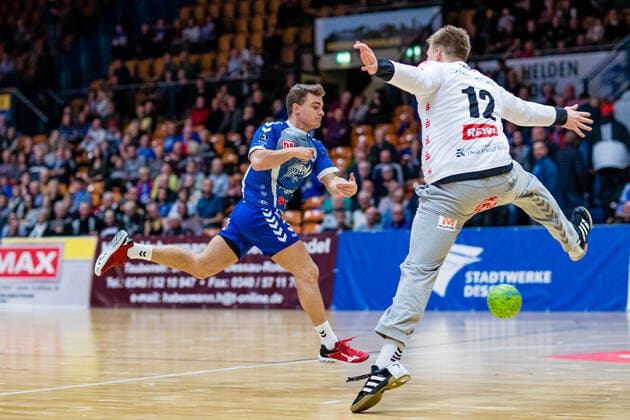 Jan Zahradnicek ( 33 Dessau-Rosslauer HV 06), Paul Porath ( 12 Oranienburger HC) waehrend der Begegnung in der 3. Liga Handball (Herren) - Saison 2019-2020 zwischen Dessau-Rosslauer HV 06 und Oranienburger HC in der Anhalt Arena am 10. November 2019 in Dessau-Rosslau, Sachsen Anhalt, Deutschland