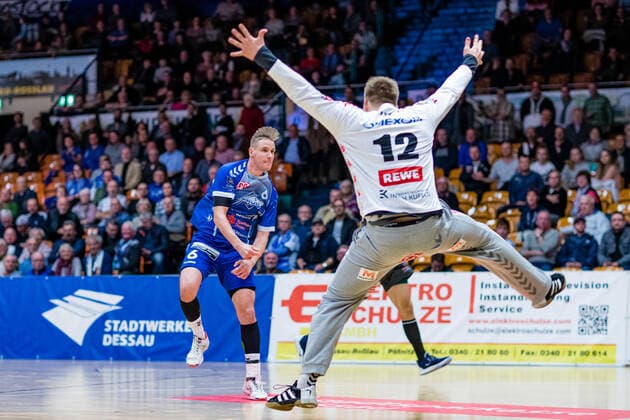 Jakub Hrstka ( 6 Dessau-Rosslauer HV 06), Paul Porath ( 12 Oranienburger HC) waehrend der Begegnung in der 3. Liga Handball (Herren) - Saison 2019-2020 zwischen Dessau-Rosslauer HV 06 und Oranienburger HC in der Anhalt Arena am 10. November 2019 in Dessau-Rosslau, Sachsen Anhalt, Deutschland