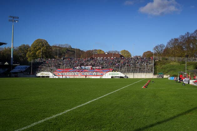 Fußball, Stadiongeschichte Wuppertaler SV 17. Spieltag 19 20 Fußball Regionalliga West Wuppertaler SV - Rot-Weiss Essen am 10.11.2019 im Stadion am Zoo in Wuppertal Fankurve vom Wuppertaler SV im Stadion am Zoo in Wuppertal