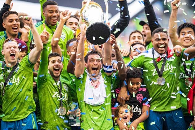 Bilder des Jahres 2019, Sport 11 November Seattle Sounders players lift up the trophy after the MLS, Fussball Herren, USA Cup Championship game between the Seattle Sounders and Toronto FC at CenturyLink Field on Sunday November 10, 2019 in Seattle, WA. CSM MLS Soccer 2019: Toronto FC vs Seattle Sounders NOV 10 - ZUMAc04_ 20191110_zaf_c04_192 Copyright: xJacobxKupfermanx