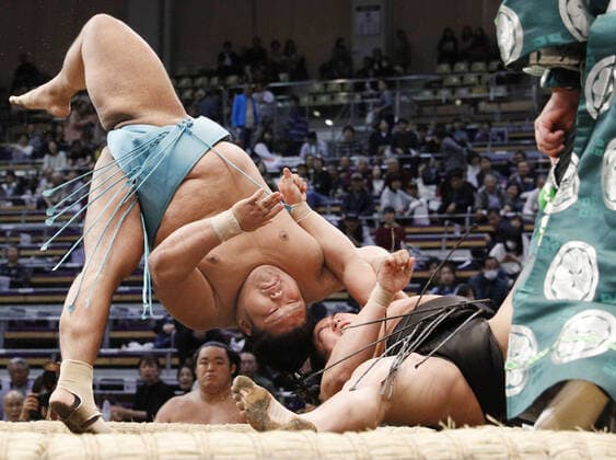 Bilder des Jahres 2019, Sport 11 November Sport Themen der Woche KW46 Sumo: Kyushu tournament Akua (L) defeats Wakamotoharu on the first day of the Kyushu Grand Sumo Tournament in Fukuoka, southwestern Japan, on Nov. 10, 2019. 
