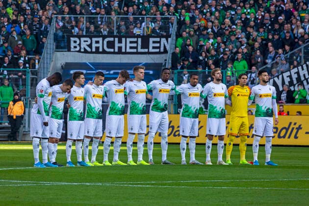 Zehnter Todestag von Torwart Robert Enke der sich am 10.11.2009 das Leben nahm, Gedenkminute der Gladbacher Mannschaft und der Zuschauer, Fussball, Bundesliga, 2019 2020, Stadion Borussia Park, Borussia Moenchengladbach vs. SV Werder Bremen 3-1 Fussball, Bundesliga, 2019 2020, Borussia Moenchengladbach vs. SV Werder Bremen 3-1, Stadion Borussia-Park, Zehnter Todestag von Torwart Robert Enke der sich am 10.11.2009 das Leben nahm, Gedenkminute der Gladbacher Mannschaft und der Zuschauer, DFL REGULATIONS PROHIBIT ANY USE OF PHOTOGRAPHS AS IMAGE SEQUENCES AND OR QUASI-VIDEO, sports, football, Bundesliga, 2019 2020, Borussia Moenchengladbach vs. SV Werder Bremen 3-1, Stadium Borussia Park, 10th anniversary of the death of keeper Robert Enke who took his own life on 10.11.2009, Gladbach team and the visitors hold a minute of silence, DFL REGULATIONS PROHIBIT ANY USE OF PHOTOGRAPHS AS IMAGE SEQUENCES AND OR QUASI-VIDEO