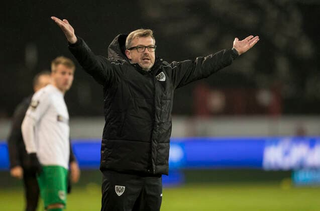 Fußball: 3. Liga, Saison 2019 2020, 15. Spieltag, Preußen Münster - Eintracht Braunschweig am 11.11.2019 in Münster (Nordrhein-Westfalen). Münsters Trainer Sven Hübscher gibt Anweisungen DFB regulations prohibit any use of photographs as image sequences and or quasi-video. Copyright: xKirchner MarcoxSteinbrennerx