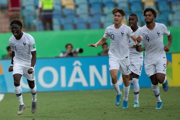 Players of France celebrate a goal of Nianzou Kouassi (not pictured) during the World Cup U 17 quater finals soccer match between Spain and France, at the Olimpico stadium in Goiania, Brazil, 11 November 2019. Spain vs. France !ACHTUNG: NUR REDAKTIONELLE NUTZUNG!  Copyright: xJoédsonxAlvesx AME3183 20191111-637091036315388486
