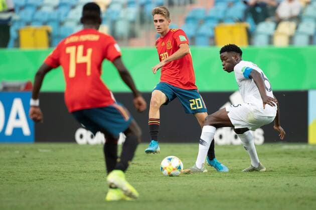 Roberto Navarro (C) of Spain vies for the ball with Lucien Agoume (R) of France during the World Cup U 17 quater finals soccer match between Spain and France, at the Olimpico stadium in Goiania, Brazil, 11 November 2019. EF Joedson Alves Spain vs. France !ACHTUNG: NUR REDAKTIONELLE NUTZUNG!  Copyright: xJoédsonxAlvesx AME3206 20191111-637091052278900991
