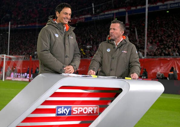 09.11.2019, Fussball 1. Bundesliga 2019 2020, 11.Spieltag, FC Bayern München - Borussia Dortmund, in der Allianz-Arena München. v.li: Sebastian Hellmann und Lothar Matthäus am SKY Moderatorentisch am Spielfeldrand. ***DFL and DFB regulations prohibit any use of photographs as image sequences and or quasi-video.*** *** 09 11 2019, Football 1 Bundesliga 2019 2020, 11 Matchday, FC Bayern München Borussia Dortmund, in the Allianz Arena Munich v li Sebastian Hellmann and Lothar Matthäus at the SKY Sport Moderatorentisch am Spielfelddrand DFL and DFB regulations prohibit any use of photographs as image sequences and or quasi video