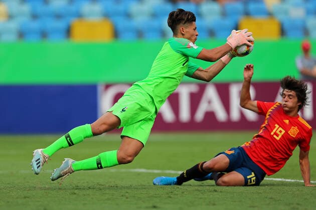 11th November 2019; Olimpico Pedro Ludovico Stadium, Goiania, Goias, Brazil; FIFA U-17 World Cup Brazil 2019, Spain versus France; Pablo Moreno of Spain as goakeeper Melvin Zinga of France collects the cross in front of him - Editorial Use  ActionPlus12187354 HeulerxAndrey