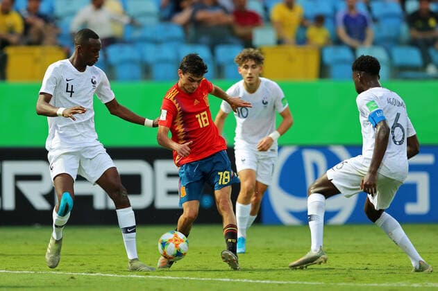 11th November 2019; Olimpico Pedro Ludovico Stadium, Goiania, Goias, Brazil; FIFA U-17 World Cup Brazil 2019, Spain versus France; Pedri Gonzalez of Spain surrounded by Chrislain Matsima and Lucien Agoume of France - Editorial Use  ActionPlus12187357 HeulerxAndrey