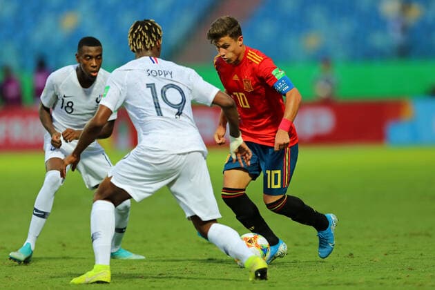 11th November 2019; Olimpico Pedro Ludovico Stadium, Goiania, Goias, Brazil; FIFA U-17 World Cup Brazil 2019, Spain versus France; Roberto Navarro of Spain takes on Soppy of France- Editorial Use  ActionPlus12187358 HeulerxAndrey