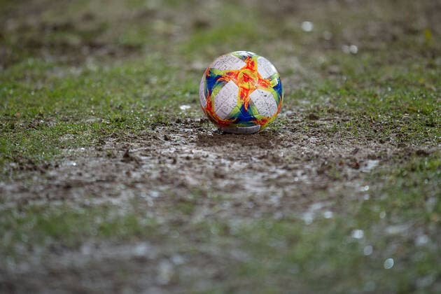 Münster, Deutschland 11.11.2019: 3. Liga - 2019 2020 - SC Preußen Münster vs. Eintracht Braunschweig Ball im Matsch, Rasen DFB regulations prohibit any use of photographs as image sequences and or quasi-video. Münster Nordrhein-Westfalen Deutschland Preußenstadion