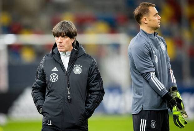 Düsseldorf, 13.11.2019 Trainer Joachim Löw (Deutschland), Torwart Manuel Neuer (Deutschland) Deutschland - Training
