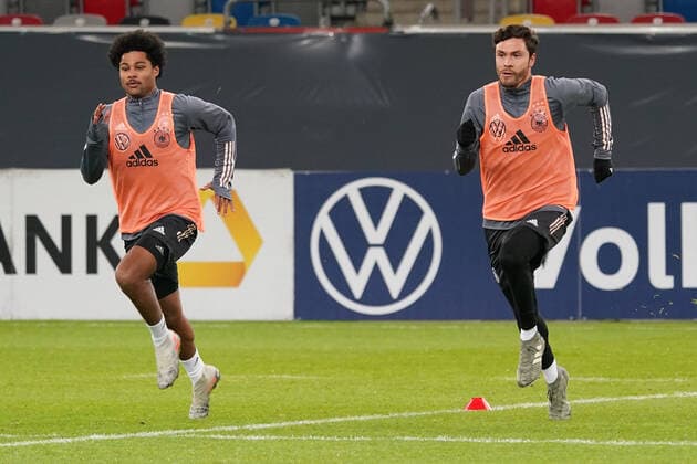 GER, Training Die Mannschaft, Deutschland (GER) vs. Weissrussland (BLR) 13.11.2019, Merkur Spiel Arena, Duesseldorf, GER, Training Die Mannschaft, Deutschland (GER) vs. Weissrussland (BLR), DFB regulations prohibit any use of photographs as image sequences and or quasi-video im Bild picture shows: Lauftraining Serge Gnabry (Deutschland GER 20), Jonas Hector (Deutschland GER ),