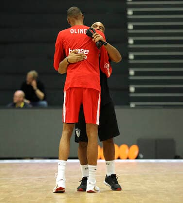 Louis Olinde Bamberg begrüßt den Towers Co-Trainer ... Will Barnes Basketball Herren BBL am Sa. 26.10.2019 Hamburg Towers - Brose Baskets Bamberg 59 - 89