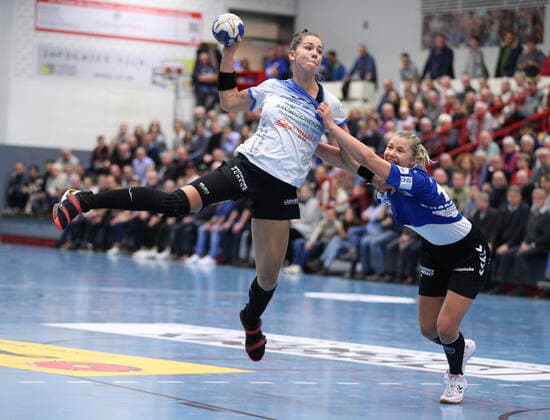 Emily Boelk (Thueringer HC 20) gegen Kamila Kordovska (HSG Blomberg-Lippe 11)(rechts) GER, Handball, 1. Bundesliga Frauen, HSG Blomberg-Lippe gegen Thueringer HC, 13.11.2019 Blomberg Copyright: xStrohdiekx Eibner-Pressefotox EP_jsk