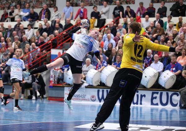 Meike Schmelzer (Thueringer HC 13) gegen Anna Monz-Kuehn (HSG Blomberg-Lippe 12)(rechts) GER, Handball, 1. Bundesliga Frauen, HSG Blomberg-Lippe gegen Thueringer HC, 13.11.2019 Blomberg Copyright: xStrohdiekx Eibner-Pressefotox EP_jsk