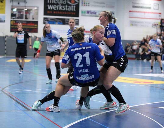 Meike Schmelzer (Thueringer HC 13) gegen Nele Franz (HSG Blomberg-Lippe 21)(vorne) und Celine Michielsen (HSG Blomberg-Lippe 15)(rechts) GER, Handball, 1. Bundesliga Frauen, HSG Blomberg-Lippe gegen Thueringer HC, 13.11.2019 Blomberg Copyright: xStrohdiekx Eibner-Pressefotox EP_jsk
