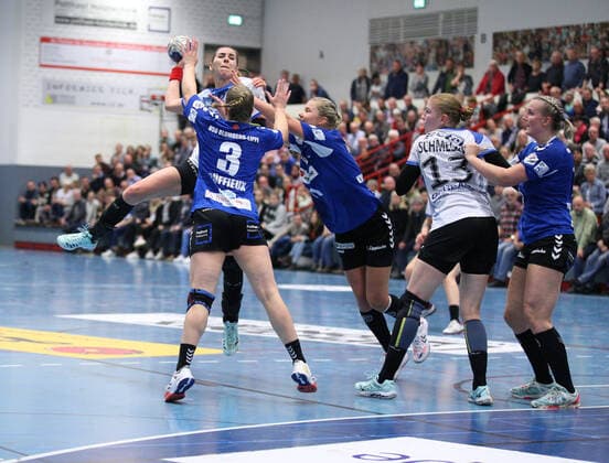 Iveta Koresova (Thueringer HC 18) gegen Laura Rueffieux (HSG Blomberg-Lippe 3)(vorne) und Kamila Kordovska (HSG Blomberg-Lippe 11)(rechts) GER, Handball, 1. Bundesliga Frauen, HSG Blomberg-Lippe gegen Thueringer HC, 13.11.2019 Blomberg Copyright: xStrohdiekx Eibner-Pressefotox EP_jsk