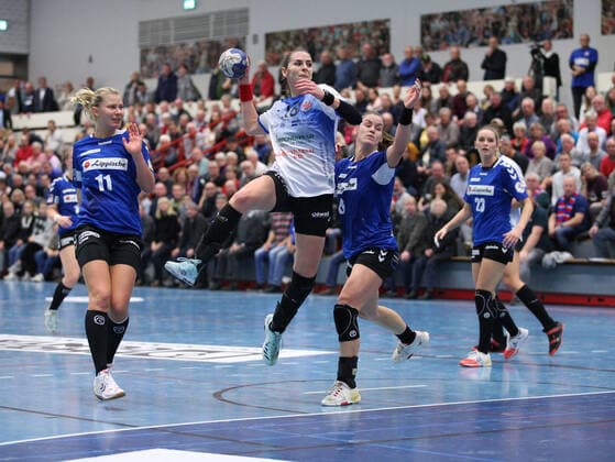 Iveta Koresova (Thueringer HC 18) vorbei an Kamila Kordovska (HSG Blomberg-Lippe 11)(links) und Tessa van Zijl (HSG Blomberg-Lippe 8)(rechts) GER, Handball, 1. Bundesliga Frauen, HSG Blomberg-Lippe gegen Thueringer HC, 13.11.2019 Blomberg Copyright: xStrohdiekx Eibner-Pressefotox EP_jsk