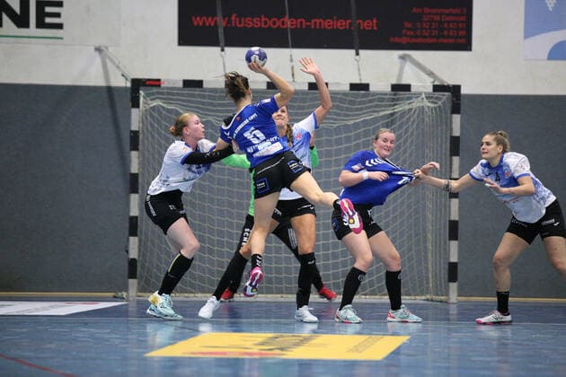 Merle Heidergott (HSG Blomberg-Lippe 5) gegen Meike Schmelzer (Thueringer HC 13)(links) und Alicia Stolle (Thueringer HC 17)(rechts) GER, Handball, 1. Bundesliga Frauen, HSG Blomberg-Lippe gegen Thueringer HC, 13.11.2019 Blomberg Copyright: xStrohdiekx Eibner-Pressefotox EP_jsk