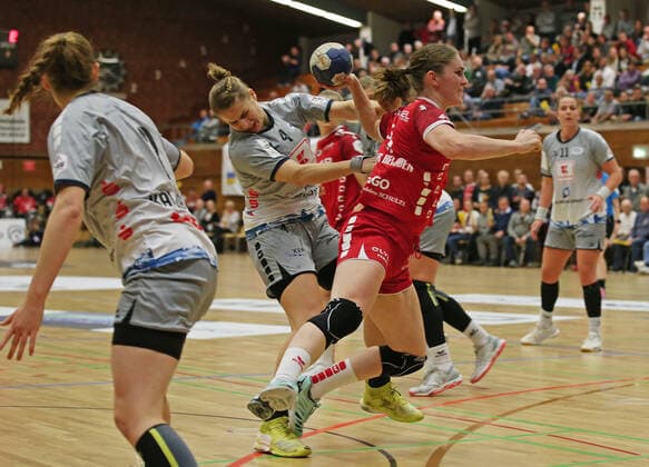 13.11.2019, Deutschland, Bietigheim, Handball Bundesliga Frauen Saison 2019 2020 SG BBM Bietigheim vs. Neckarsulmer Union: am Ball Laura von der Heijden (BBM)