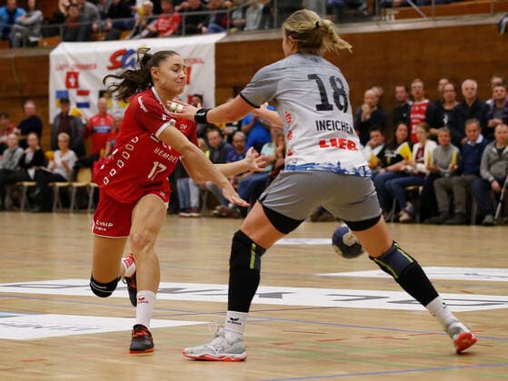 13.11.2019, Deutschland, Bietigheim, Handball Bundesliga Frauen Saison 2019 2020 SG BBM Bietigheim vs. Neckarsulmer Union: v.l. Daphne Gautschi (BBM), Seline Ineichen (NSU)