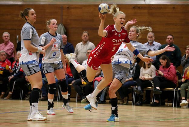 13.11.2019, Deutschland, Bietigheim, Handball Bundesliga Frauen Saison 2019 2020 SG BBM Bietigheim vs. Neckarsulmer Union: v.l. Birna Haraldsdottir (NSU), Lynn Knppenborg (NSU), Kim Naidzinavicius (BBM), Nathalie Hendrikse (NSU)